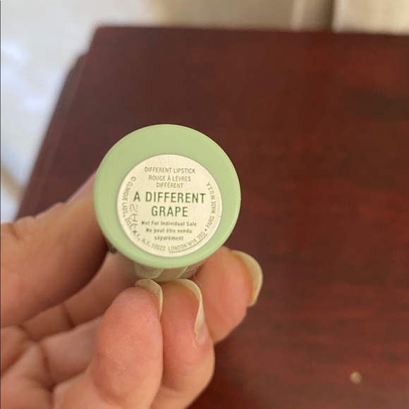 Clinique different grape Lipstick - Picture 3 of 3